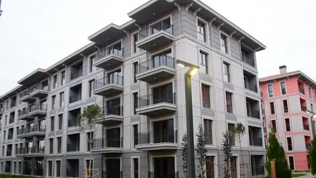 Türkiye'nin Arnavutluk'ta inşa ettiği deprem konutları teslim edildi