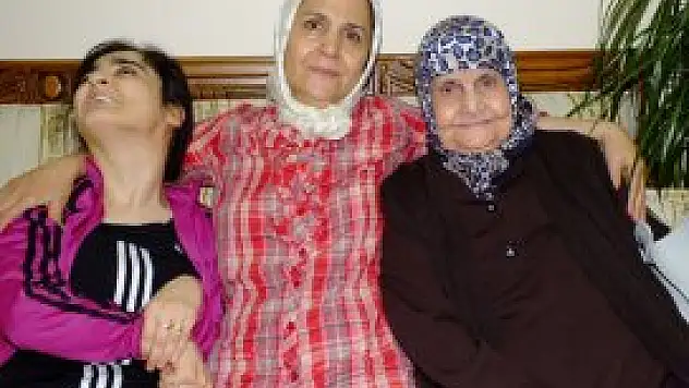 Engelli kızı ve felçli annesiyle yaşam mücadelesi veriyor