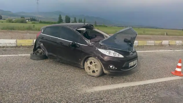 Kontrolden çıkan otomobil bariyerlere çarptı!