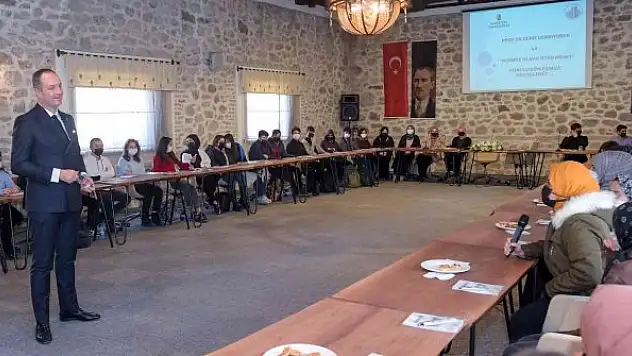 Üniversite sınavına girmeye hazırlanan gençler alanında uzman kişilerle tanışıyor