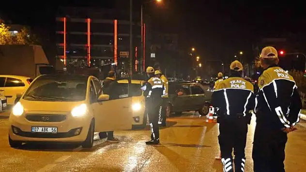 Uygulamaya takılan taksideki genç kız ile polisin 'sabır' sınavı