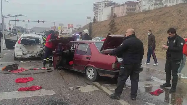 Kırıkkale'de zincirleme trafik kazası: 5 yaralı