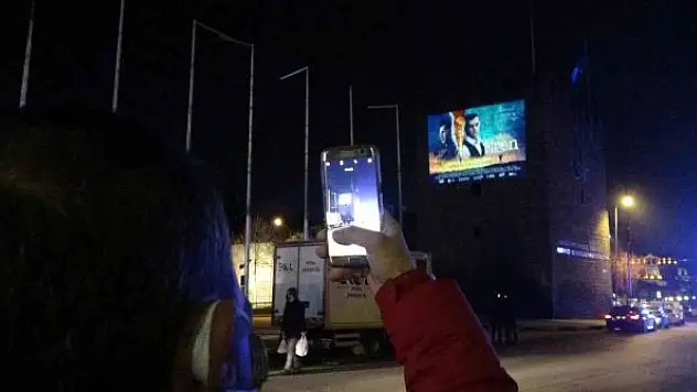'Kesişme İyi Ki Varsın Eren' filminin fragmanı Trabzon Kale surlarına yansıtıldı