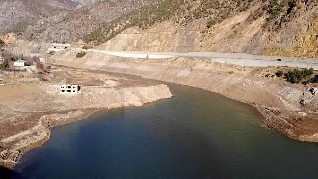 Aralarında 67 km mesafe olan iki barajın su seviyeleri şaşırtıyor