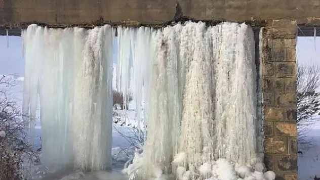 Soğuk hava dev buz sarkıtları oluşturdu