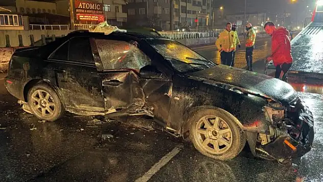 Kaza yaptı, araçta sıkışan kız arkadaşını bırakıp kaçtı!