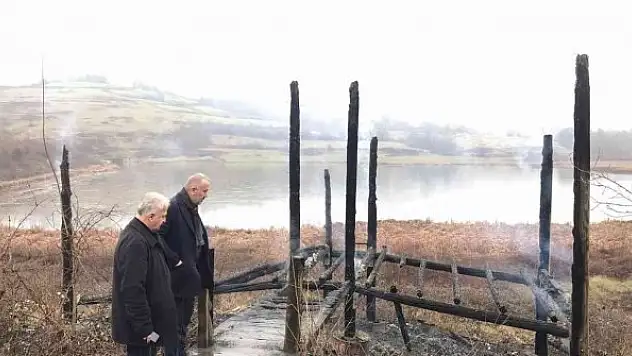 Göletteki kuş gözlem alanını ateşe verdiler