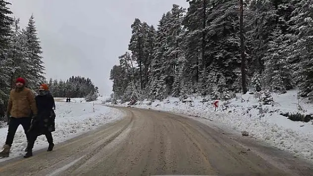 Aniden bastıran kar, kayak merkezi yolunda sürücüleri yolda bıraktı