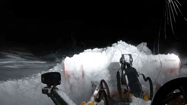 Kardan yolu kapanan köydeki hasta için ekipler seferber oldu