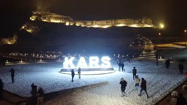 Kars'ta vatandaşlar kar altında halay çekti