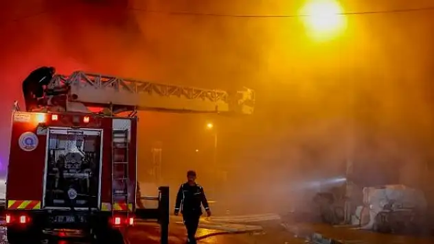 Yangında eşyalarını kurtarmaya çalışan aile hastanelik oldu