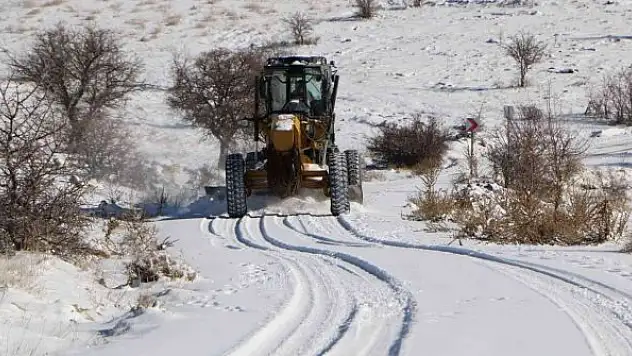 Elazığ'da karla mücadele sürüyor