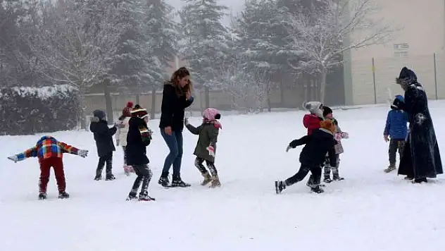 Okul bahçesinde minik öğrencilerin kartopu keyfi