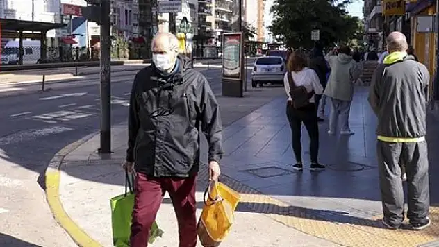 Arjantin'de günlük Kovid-19 vaka sayısı ilk kez 100 bini geçti