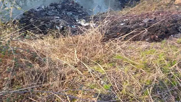 Dere kenarına dökülen atıklar mahalleliyi bıktırdı