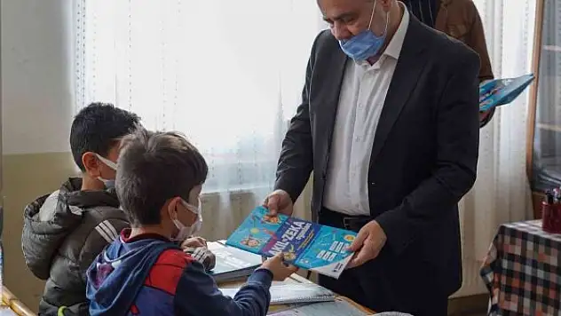 Başkan Şahin, çocuklara 'Akıl' ve 'Zeka' isimli kitapları dağıttı