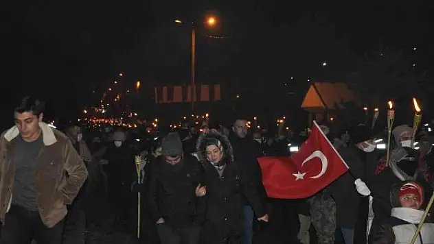 Sarıkamış şehitleri için binler meşalelerle yürüdü