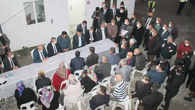 Bakan Kurum, Manavgat yangınından etkilenen mahallelerde incelemede bulundu