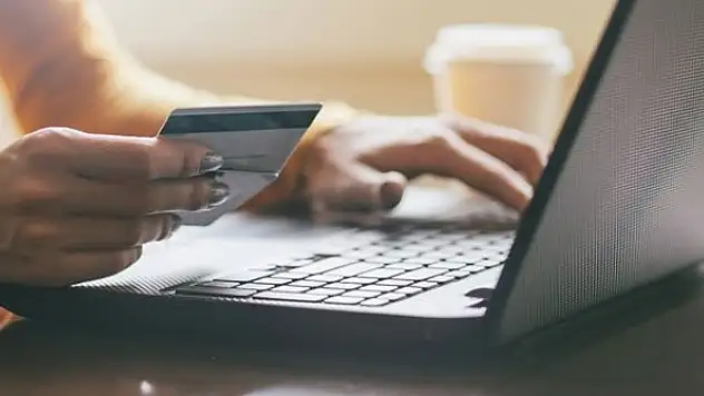 Kadınlar internetten alışverişi sevdi