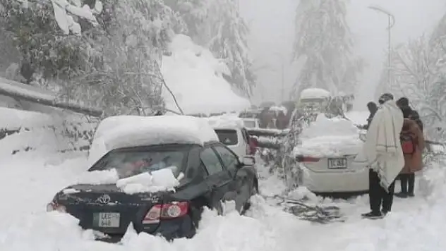 Pakistan'da yoğun kar yağışı: Donarak ölenlerin sayısı 23'e çıktı