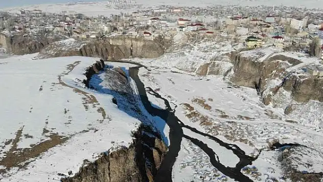 Beyaza bürünen Murat Kanyonu, manzarasıyla görenleri mest ediyor