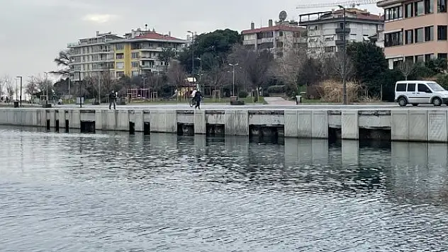 Kurbağalıdere'de beton bloklar suya düştü