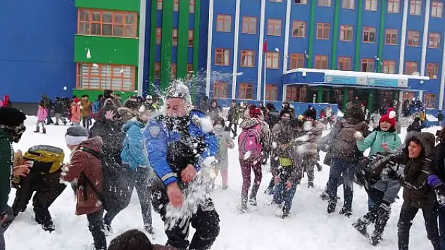 Polislerle öğrencilerin kar topu savaşı
