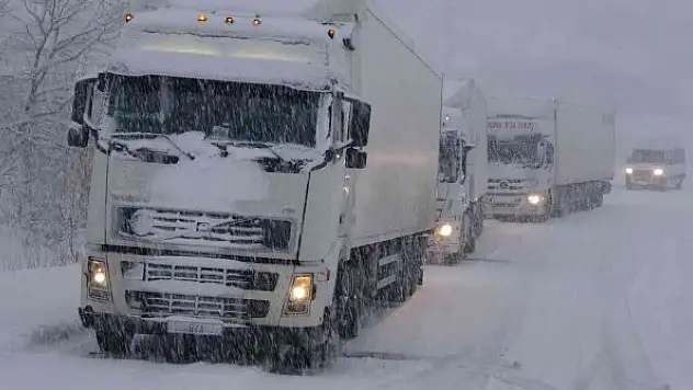 Yüksekova-Hakkari karayolunda onlarca araç mahsur kaldı
