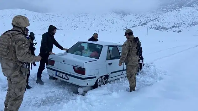 Jandarma karda mahsur kalan 1'i bebek 10 kişiyi kurtardı