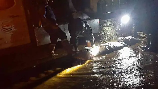 Sağanak yağışlar sonrası gece gündüz çalışıyor