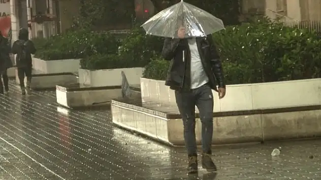 Taksim'de yağmur ve fırtına vatandaşlara zor anlar yaşattı