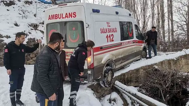 Hasta almaya giden ambulans karlı köprüde kayınca yardımına köylüler yetişti