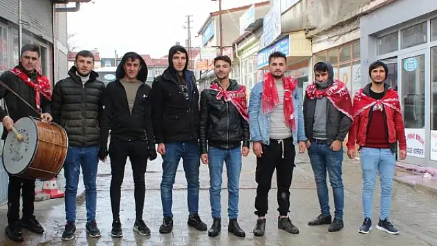 Yunak'ta  harçlık toplama geleneği sürüyor