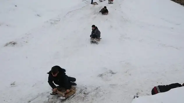 Konya Akören'de bazı okullarda eğitime kar engeli