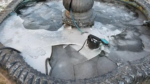 Süs havuzları buz tuttu