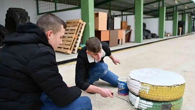 Atıklar sokak hayvanlarına yuva oluyor