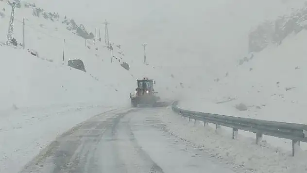 Bahçesaray yolundaki üç ayrı noktaya çığ düştü
