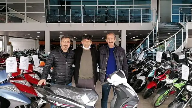 Hırsızlara 'Bir tarhanayı iki gün yiyorum, motorumu geri getirsinler' dedi, çağrısına hayırsever iş adamı karşılık verdi