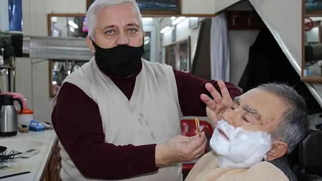 52 yıldır makası elinden düşürmedi