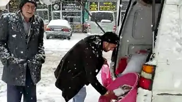 Kar yağışı altında ekmek mücadelesi