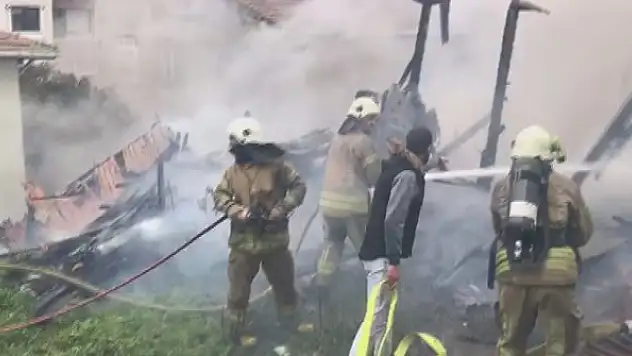 Alev alev yanan ahşap bina küle döndü itfaiye eri yaralandı-1