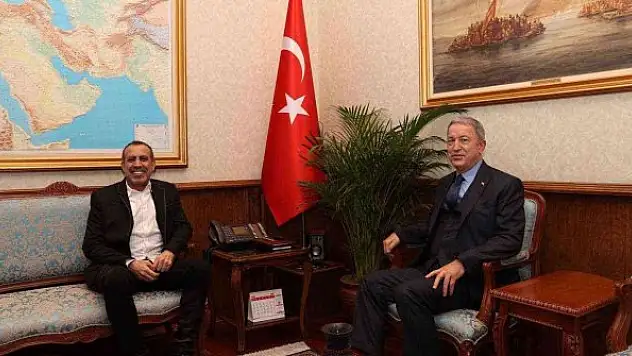 Milli Savunma Bakanı Akar sanatçı Haluk Levent ile bir araya geldi