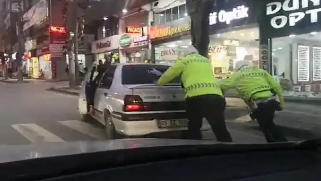 Amasya'da polisler yolda kalan sürücüye aracını iterek yardım etti