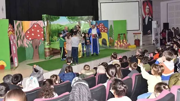 Minikler tiyatro ile eğlendi