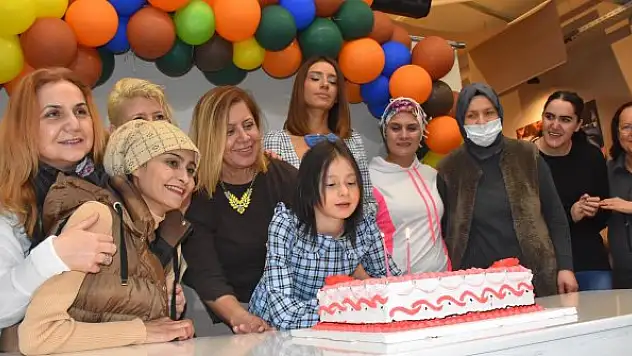 Kanseri yenen Ecrin yeni yaşında hasta çocuklara umut aşıladı