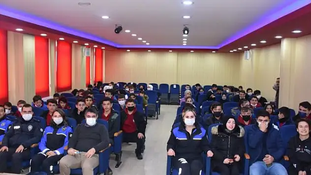 Öğrencilere sosyal medya bağımlılığı anlatıldı