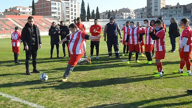 Down sendromlu öğrenciler sahaya indi, penaltı attı