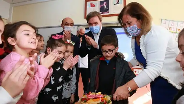 Elinde pastayla sınıfa giren validen öğretmene doğum günü sürprizi