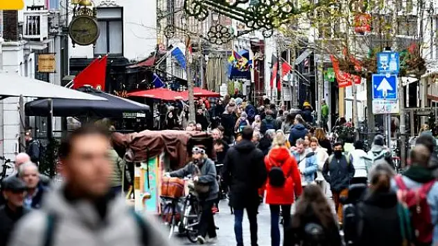 Hollanda'da kısıtlamalar kademeli olarak kaldırılıyor