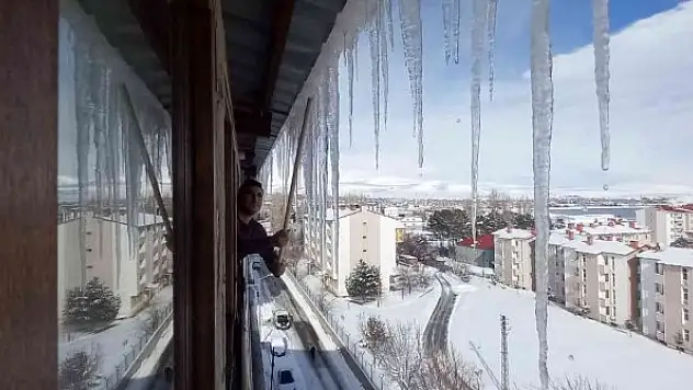 Çatılarda 2 metrelik buz sarkıtları oluştu
